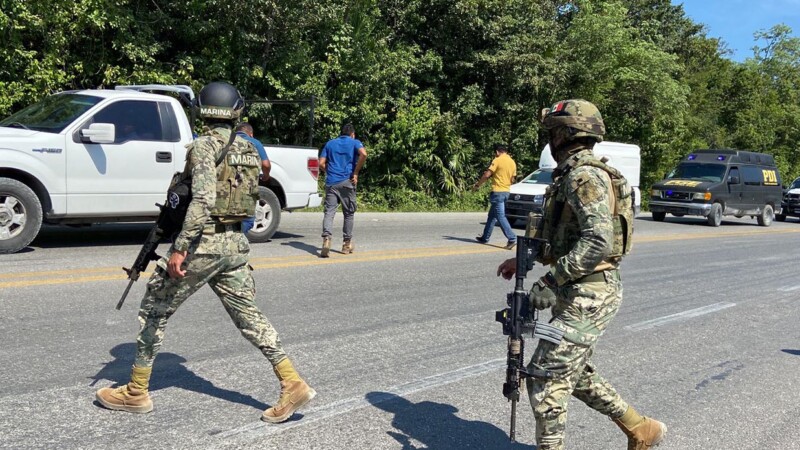 Ataque de sicarios a policías de Cancún desata persecución a balazos