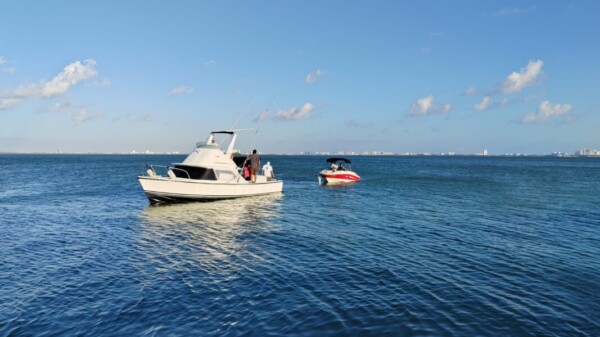 Rescatan embarcación con tres personas en la laguna Nichupté en Cancún.