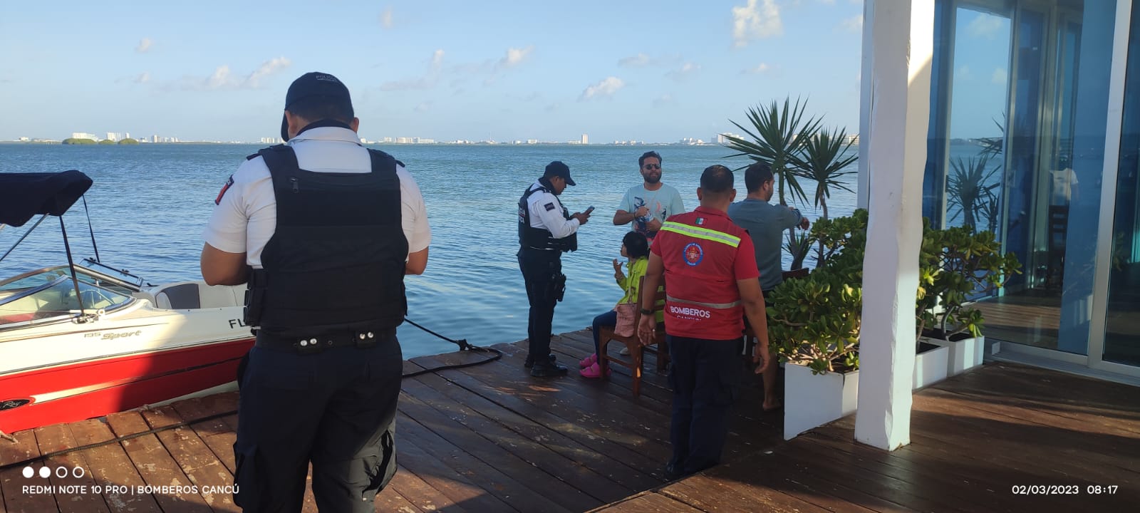 Rescatan embarcación con tres personas en la laguna Nichupté en Cancún; personal de Bomberos coordinó los trabajados durante la madrugada.