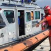 Rescatan a doce personas tras naufragar su lancha en Progreso