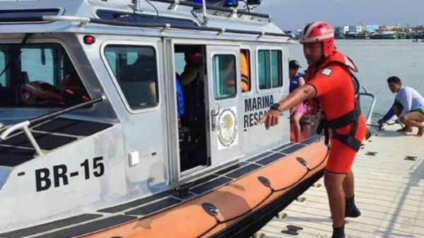 Rescatan a doce personas tras naufragar su lancha en Progreso