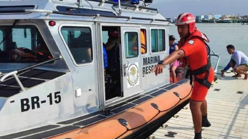 Rescatan a doce personas tras naufragar su lancha en Progreso