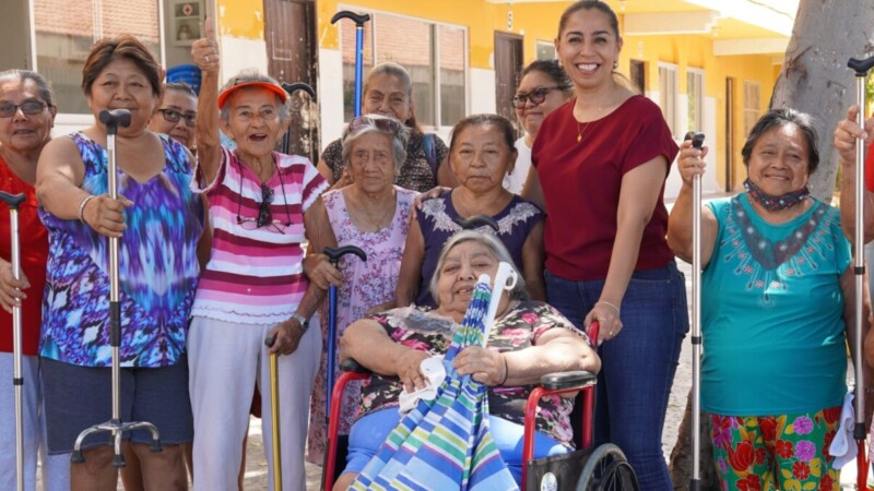 Cumple Marybel Villegas a adultos mayores de la región 76