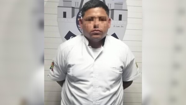 Detienen a taxista por amenazar a una mujer con una pistola en la Zona Hotelera de Cancún.