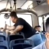 Hombre se viste de héroe al propinar paliza a ladrones en autobús