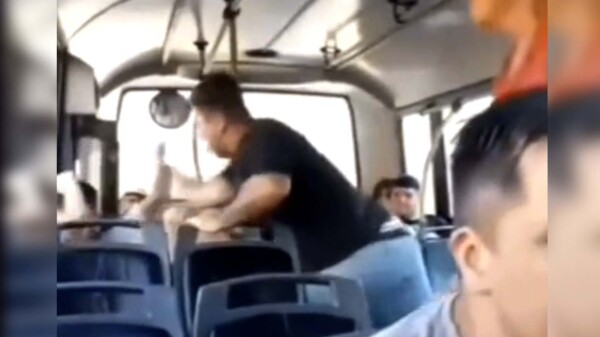 Hombre se viste de héroe al propinar paliza a ladrones en autobús