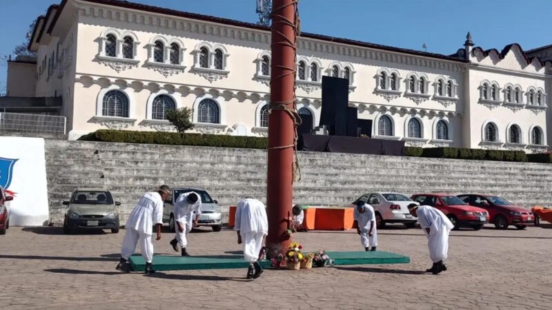 Vuela al mas allá voladora de Papantla al caer en Feria poblana