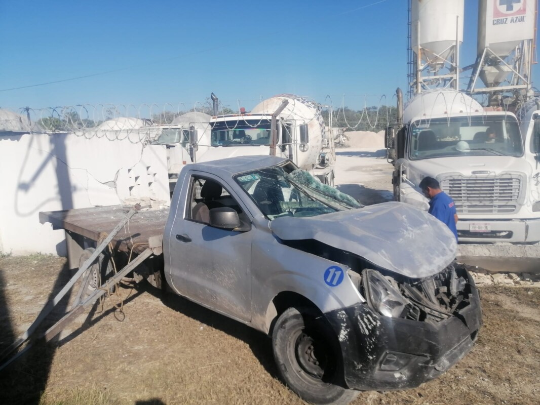 Chofer de camioneta provoca aparatoso accidente en Cancún; derriba muro y daña dos camiones de empresa de concretos.