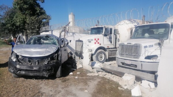 Chofer de camioneta provoca aparatoso accidente en Cancún.