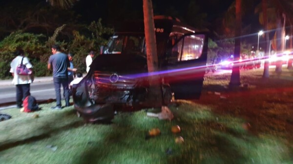 Choca van con trabajadores del Dreams Sands en la Zona Hotelera de Cancún.