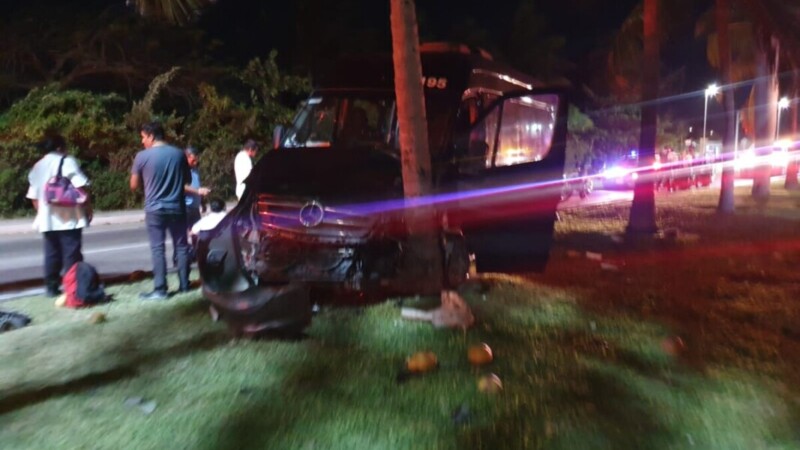 Choca van con trabajadores del Dreams Sands en la Zona Hotelera de Cancún.