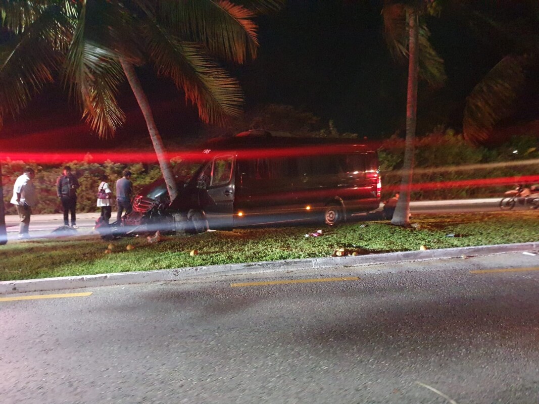 Choca van con trabajadores del Dreams Sands en la Zona Hotelera de Cancún; el transporte de Del Valle se impactó contra una palmera.