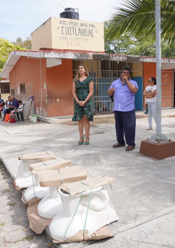 La senadora de Morena por Quintana Roo entrega un donativo de muebles sanitarios para las instalaciones de la escuela.
