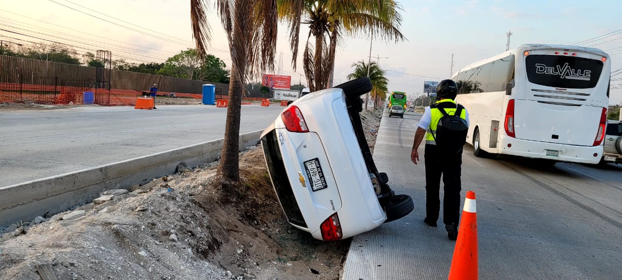 Aparatosa volcadura en el bulevar Colosio de Cancún; no se reportaron personas lesionadas a la altura de la Universidad Anáhuac.