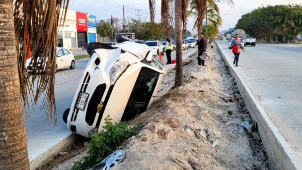 Aparatosa volcadura en el bulevar Colosio de Cancún.