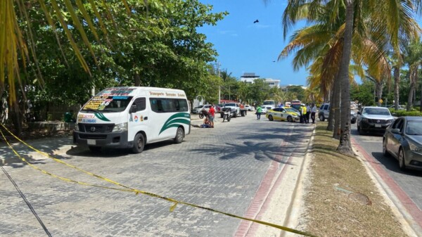 Mujer pierde la vida arrollada por una combi de TTE en la carretera a Punta Sam (VIDEO).