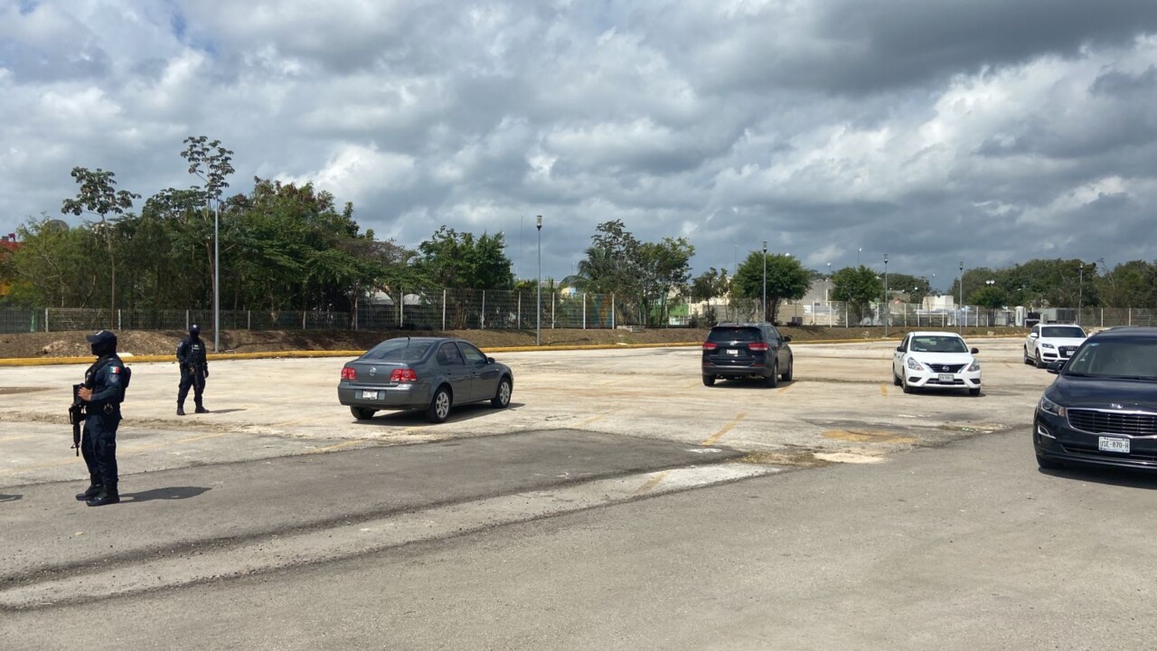 Detienen a supuestos escoltas por amenazar al director del Hospital General de Cancún; arribaron en dos camionetas de lujo al “Jesús Kumate”.