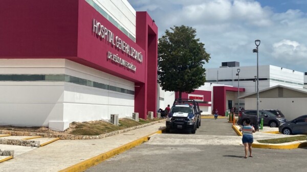 Detienen a supuestos escoltas por amenazar al director del Hospital General de Cancún.