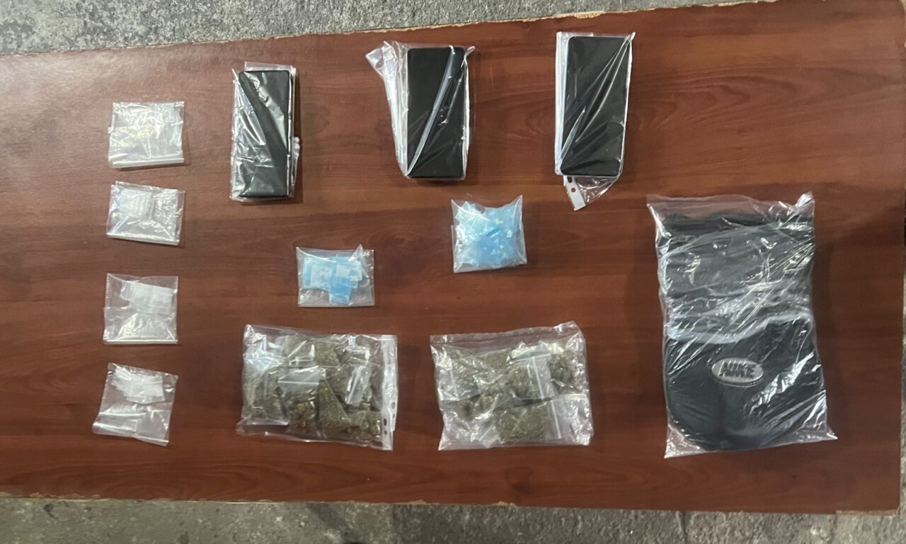 Desmantelan una narcobanda en Villas Otoch Paraíso de Cancún; cuatro hombres y cuatro mujeres les decomisaron varias dosis de drogas.