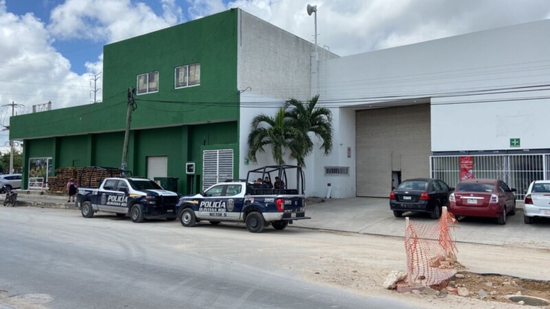 Hallan paquete con presunta cocaína en empresa de mensajería en la Región 97 de Cancún (VIDEO).