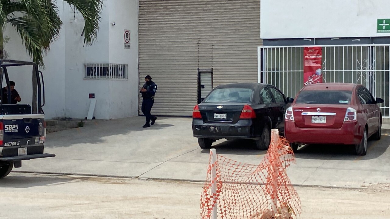 Hallan paquete con presunta cocaína en empresa de mensajería en la Región 97 de Cancún; la tarde de ayer fue dejado por dos jóvenes.