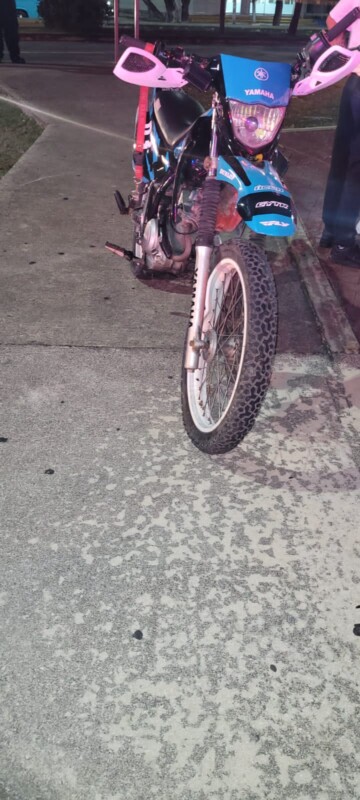 Motociclista pierde la vida tras derrapar en la avenida Tulum de Cancún; al parecer el control chocó contra el camellón central.
