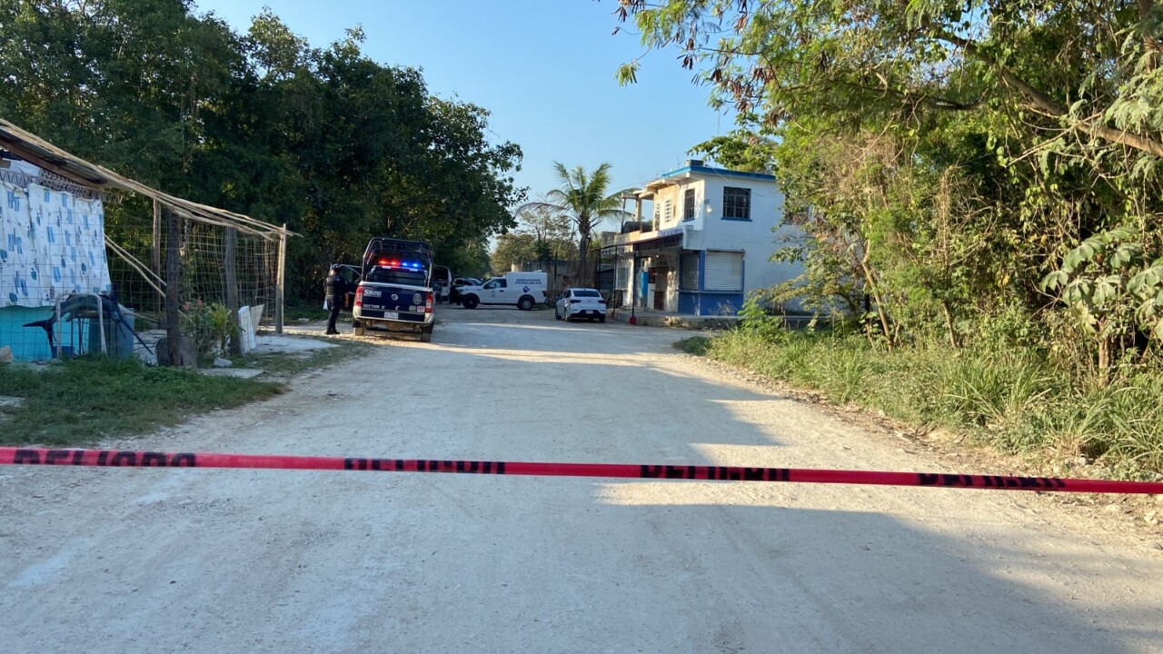 Hallan cuerpo encobijado en la colonia El Pedregal en Cancún (VIDEO); la víctima fue encontrada al interior de una pescadería.