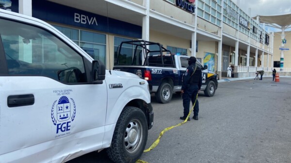 Asaltan con violencia a una mujer tras salir de un banco en la plaza Outlet en Cancún (VIDEO).