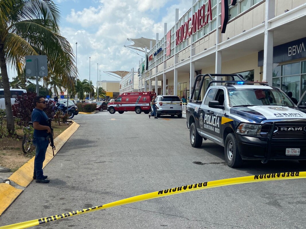 Asaltan con violencia a una mujer tras salir de un banco en la plaza Outlet en Cancún (VIDEO); la víctima recibió un cachazo.