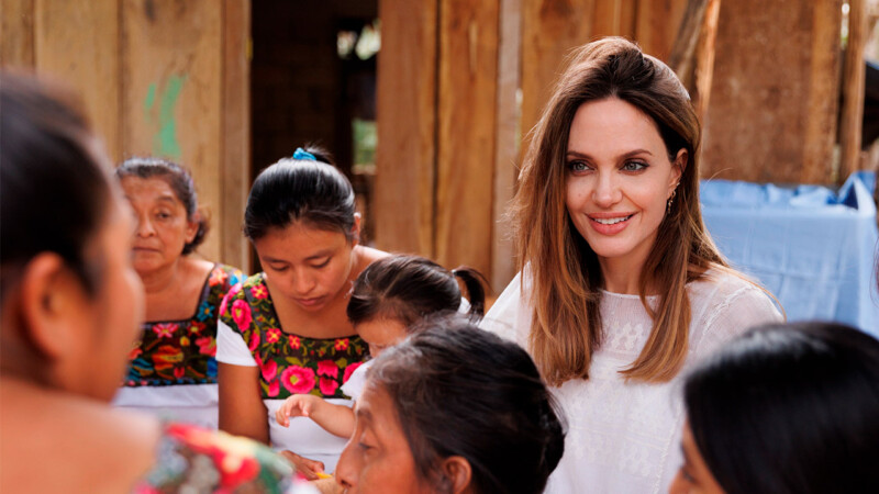 Angelina Jolie trabaja con mujeres mayas por las abejas meliponas