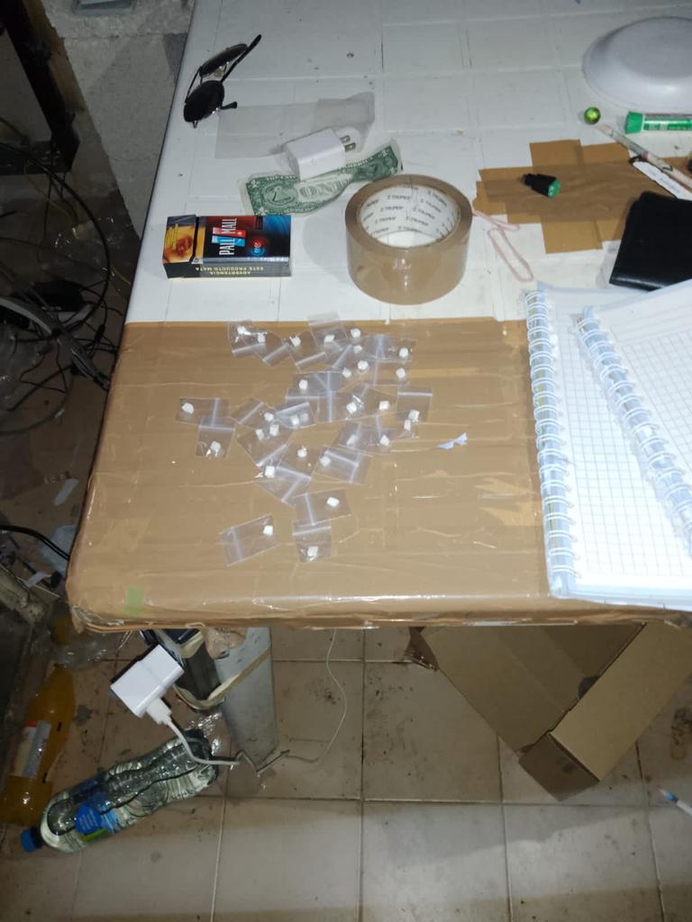 Aseguran droga en un cateo realizado en la Supermanzana 73 de Cancún; se encontraron diversas dosis de marihuana, cocaína y “piedra”.