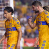 Lainez se enoja con Gignac en pleno partido