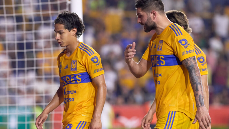 Lainez se enoja con Gignac en pleno partido
