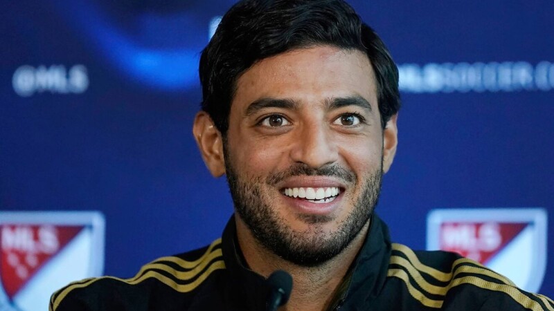 Carlos Vela recibe fuerte entrada; casi lo "rompen"