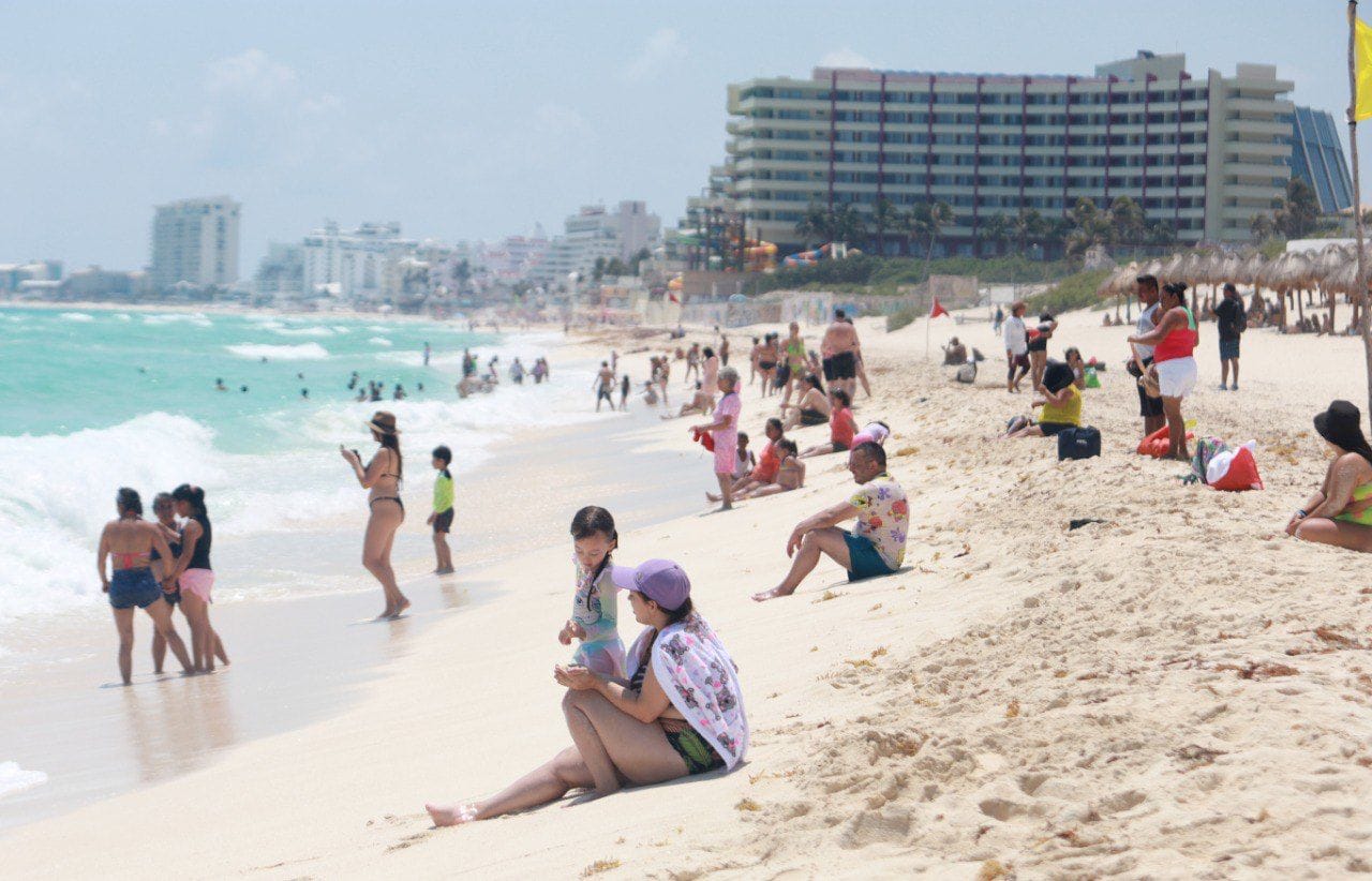 Desmienten ataque de tiburón a turistas en playas de Cancún; todas las instancias de protección civil están cuidando a los vacacionistas.