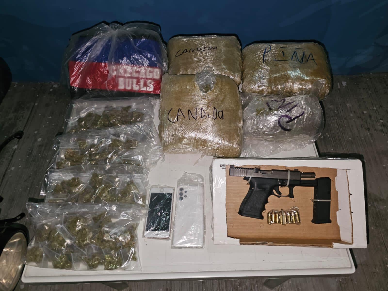 Desmantelan narcocélula en la colonia Ejidal de Playa del Carmen; les aseguraron paquetes marcados con marihuana y un arma 9 milímetros.