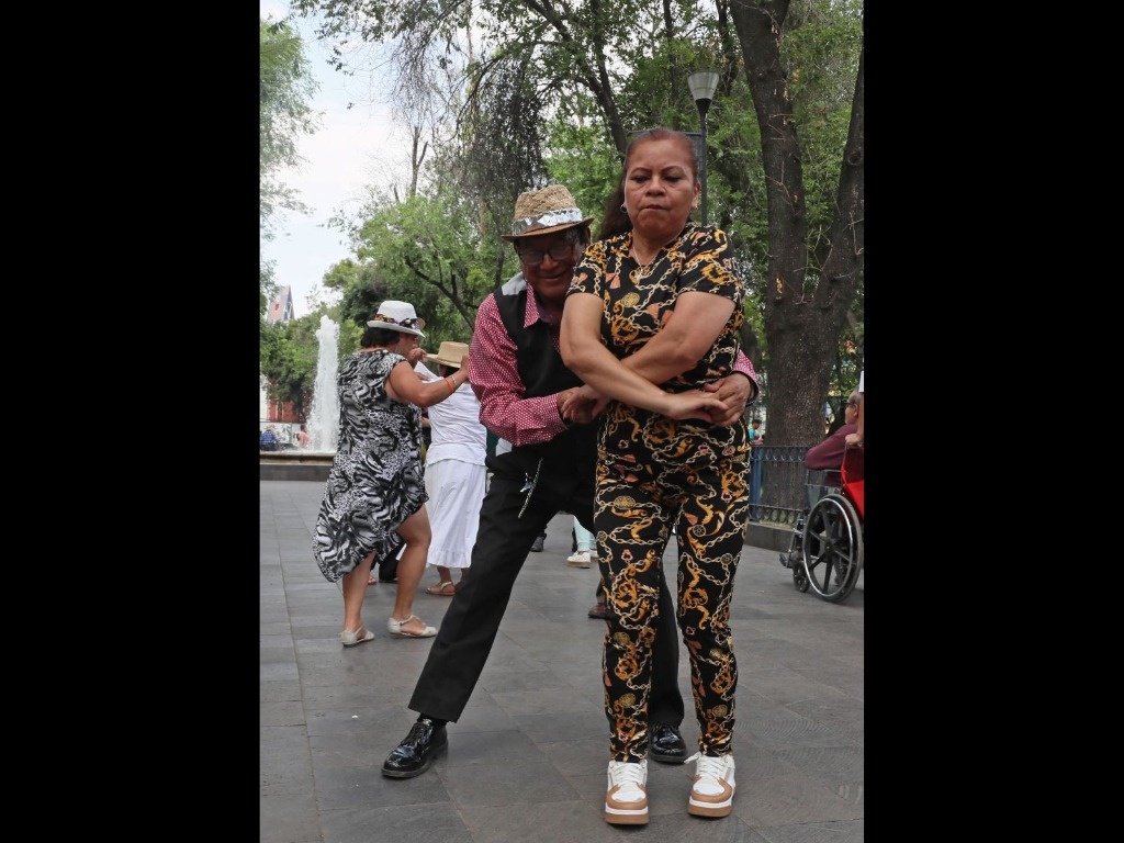 Decenas de adultos mayores y jóvenes realizaron una marcha para exigir a la alcaldesa de Cuauhtémoc que no se meta con los artistas que trabajan desde hace 12 años en la Alameda de Santa María la Ribera y respete nuestro derecho a bailar. Al ritmo de salsa, cumbia y merengue se movilizaron por la demarcación para retornar al Kiosco Morisco. Señalaron que impugnarán el fallo judicial que impide que sigan con su actividad recreativa en ese espacio. Foto Roberto García Ortiz