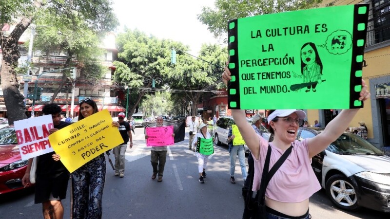 “A bailar sin Sandra Cuevas”; marchan adultos y jóvenes