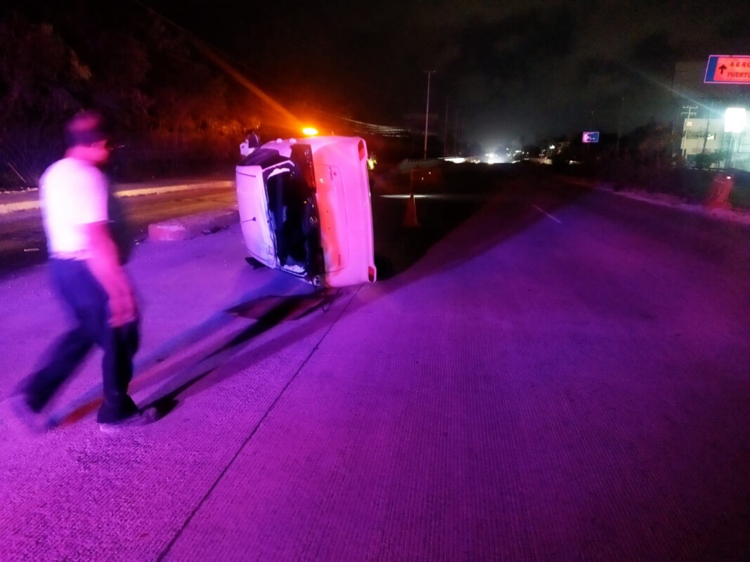 Aparatosa volcadura en el bulevar Colosio de Cancún; conductor choca por alcance y al perder el control se impacta contra el camellón.
