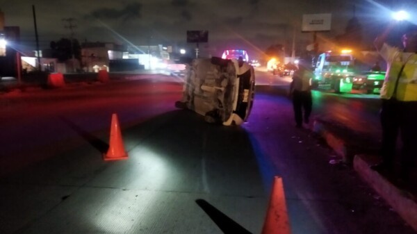 Aparatosa volcadura en el bulevar Colosio de Cancún.