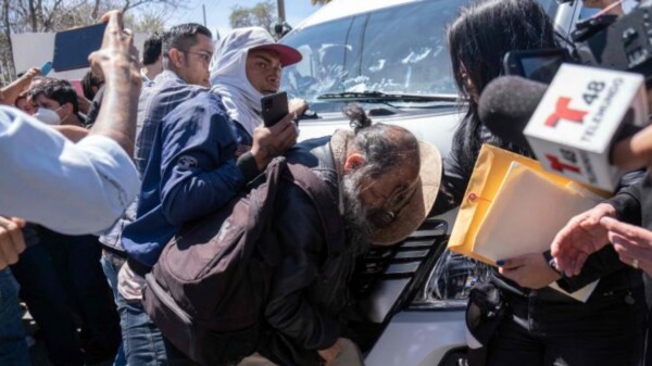 Protestan migrantes ante AMLO en Ciudad Juárez; exigen justicia