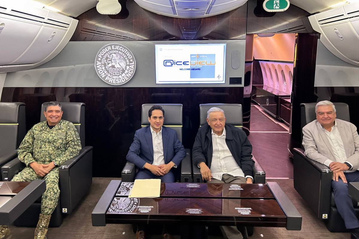 En el anuncio participaron el titular de la Sedena, Luis Cresencio Sandoval González (izq), el director general del Banco Nacional de Obras y Servicios Públicos (Banobras), Jorge Mendoza Sánchez segundo al centro), el Presidente, Andrés Manuel López Obrador y el director del Instituto para Devolver al Pueblo lo Robado, Ernesto Prieto Ortega. 
