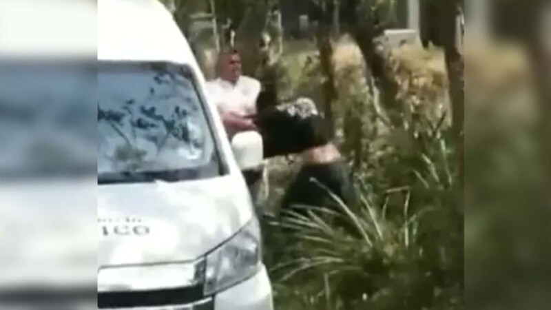 Indigna video de agentes del INM golpeando a migrante en Chiapas