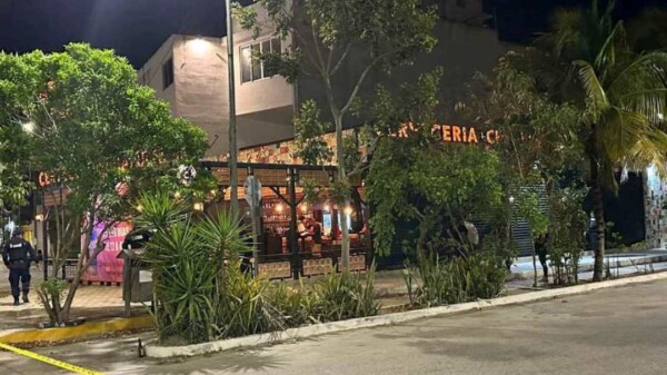 Atentan a balazos contra un bar en Playa del Carmen.