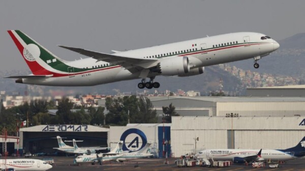 “¡Ya se va!”, exclaman ante la partida del avión presidencial