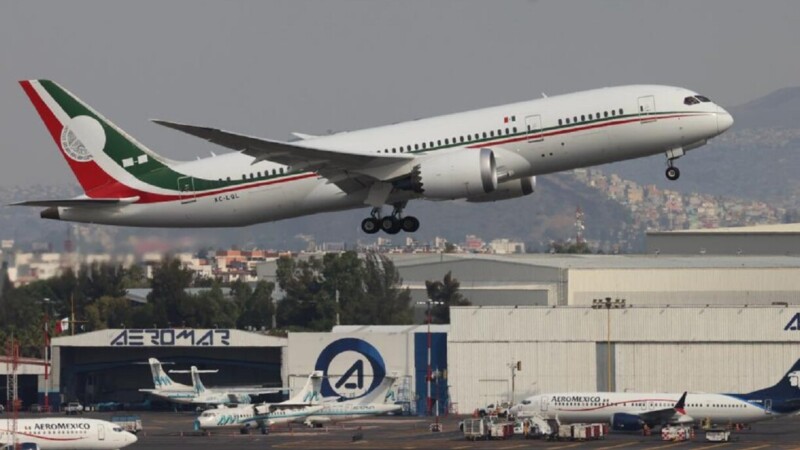 “¡Ya se va!”, exclaman ante la partida del avión presidencial