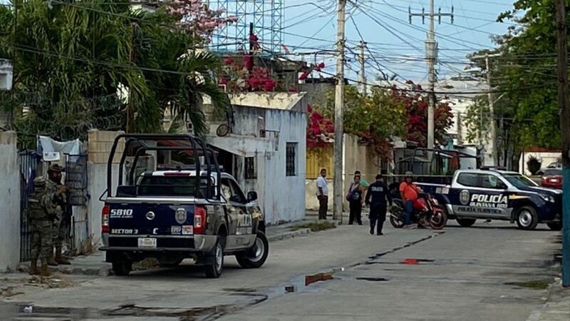 Lesionan a balazos a dos hombres en cuartería de Cancún