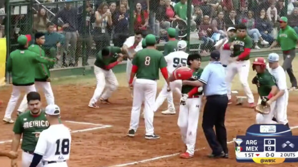 Se arman los "trancazos" en partido México vs. Argentina de Mundial Sub-23 de softbol