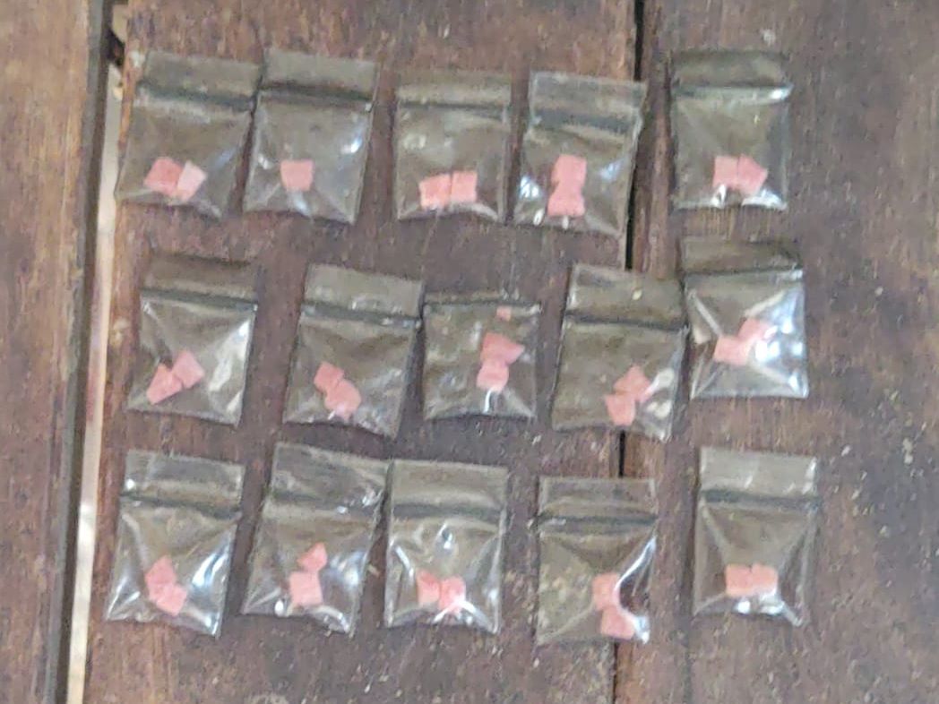 Decomisan drogas durante un cateo en la colonia Jardines de Chetumal; cumplimenta FGE Quintana Roo la orden girada por juez de Control.