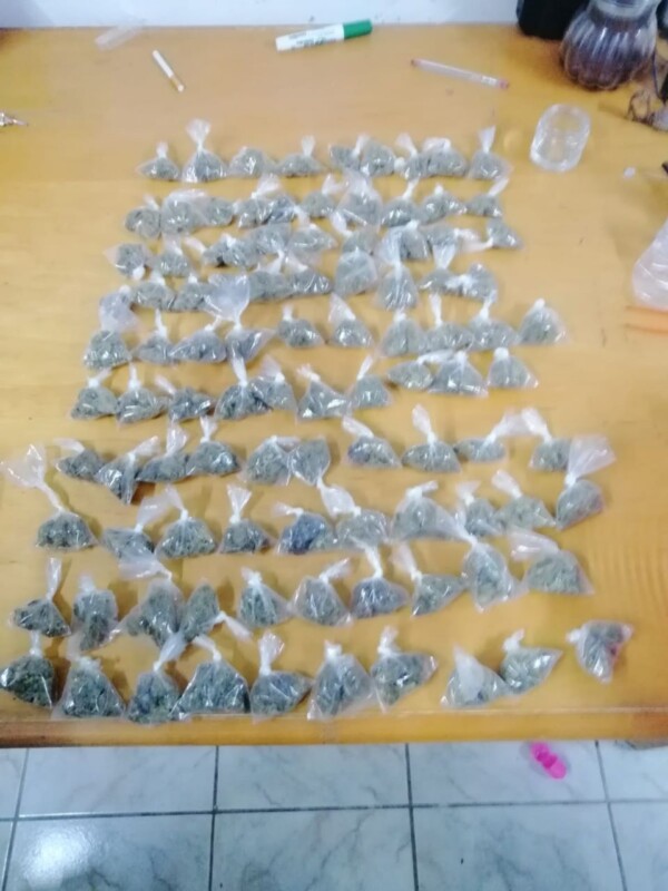 Decomisan droga y detienen a dos personas en un cateo en Chetumal; se aseguraron diversas dosis de marihuana y cocaína en la colonia Centro.